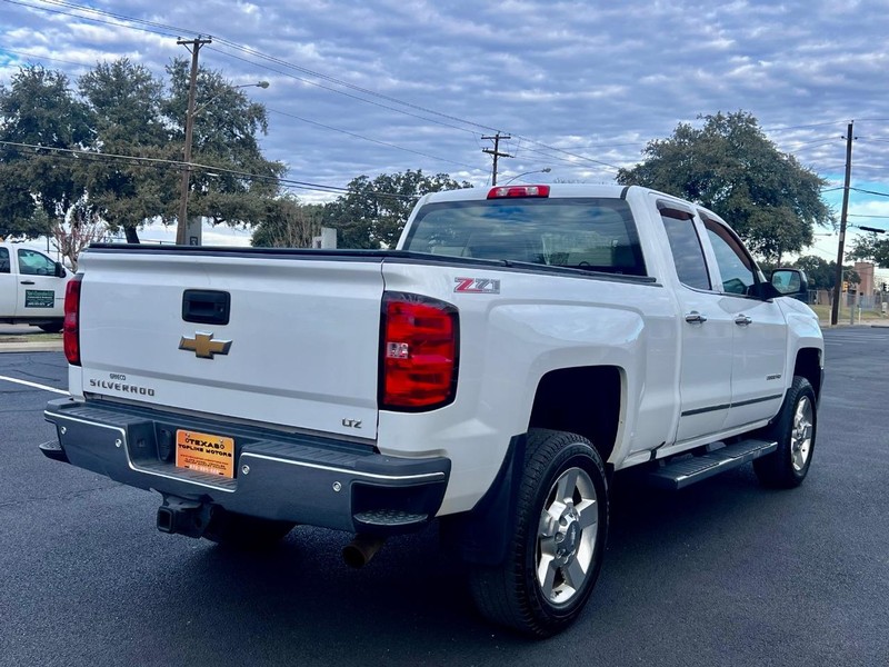 Chevrolet Silverado 2500HD Vehicle Full-screen Gallery Image 45