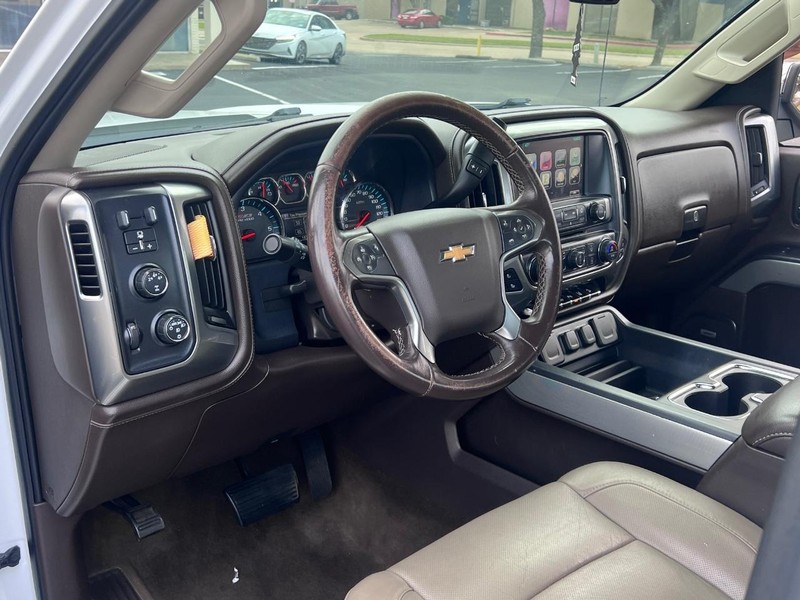 Chevrolet Silverado 2500HD Vehicle Full-screen Gallery Image 46