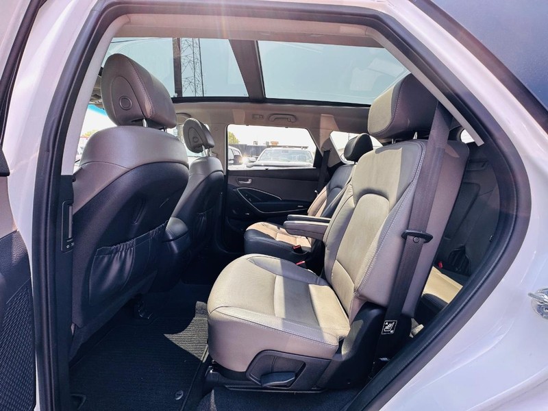Hyundai Santa Fe Vehicle Full-screen Gallery Image 3