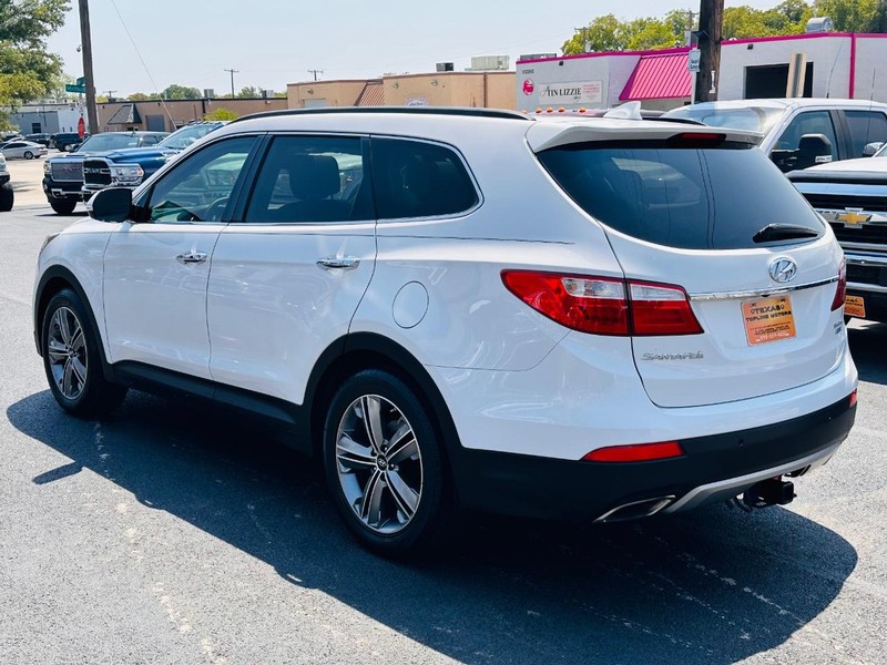 Hyundai Santa Fe Vehicle Full-screen Gallery Image 10