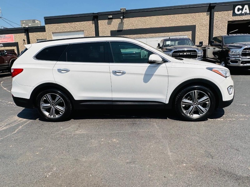 Hyundai Santa Fe Vehicle Full-screen Gallery Image 15