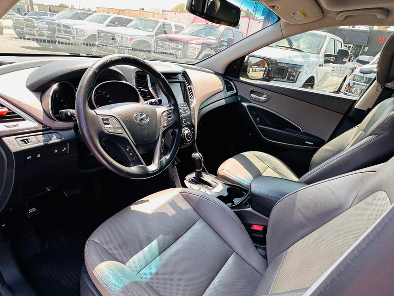 Hyundai Santa Fe Vehicle Full-screen Gallery Image 16