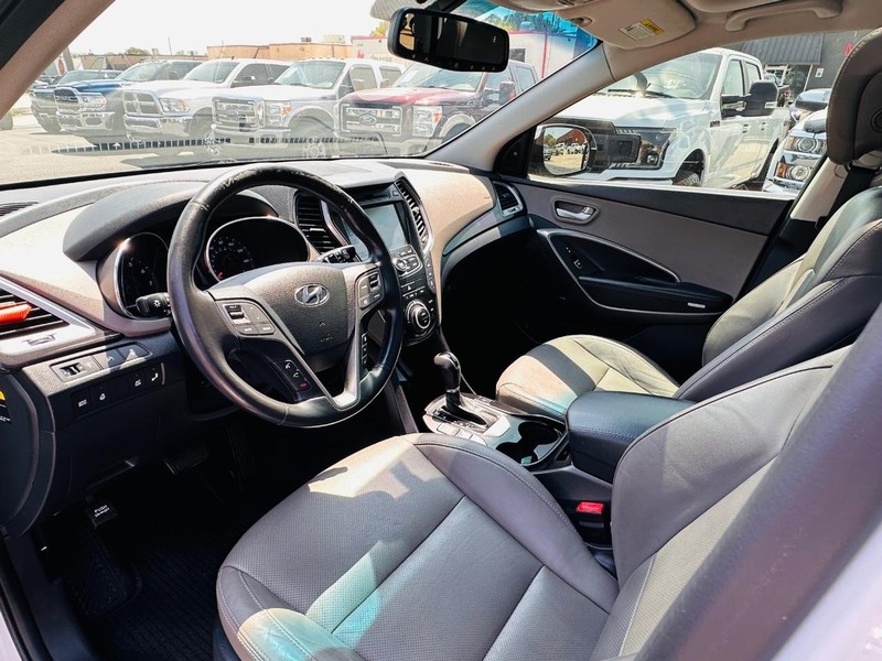 Hyundai Santa Fe Vehicle Full-screen Gallery Image 17