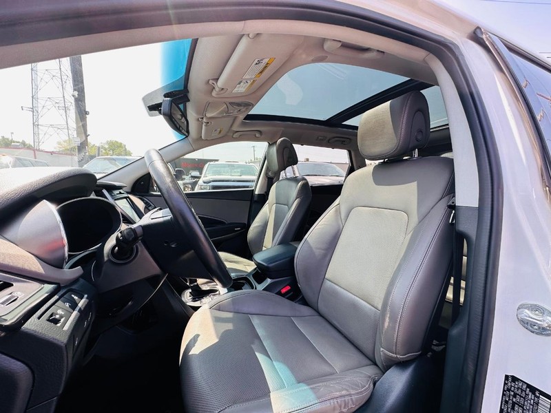 Hyundai Santa Fe Vehicle Full-screen Gallery Image 18