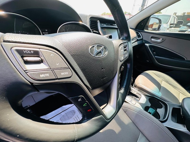 Hyundai Santa Fe Vehicle Full-screen Gallery Image 21