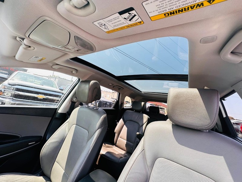Hyundai Santa Fe Vehicle Full-screen Gallery Image 22