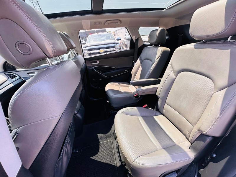 Hyundai Santa Fe Vehicle Full-screen Gallery Image 24