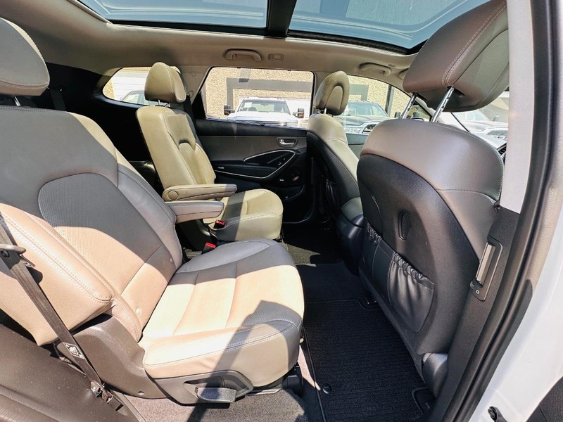 Hyundai Santa Fe Vehicle Full-screen Gallery Image 26