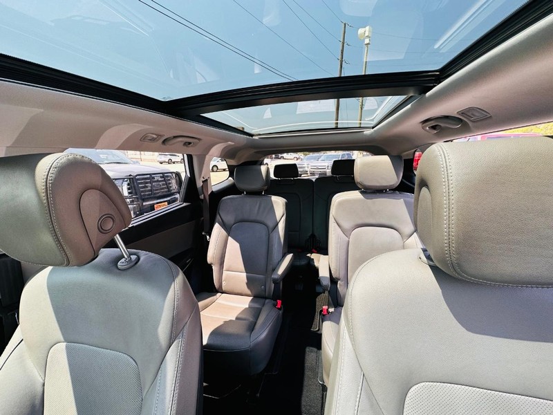 Hyundai Santa Fe Vehicle Full-screen Gallery Image 28