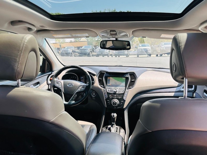Hyundai Santa Fe Vehicle Full-screen Gallery Image 29