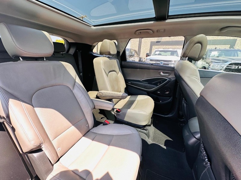 Hyundai Santa Fe Vehicle Full-screen Gallery Image 31