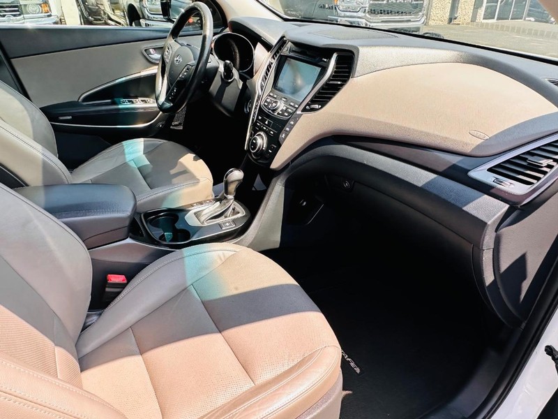 Hyundai Santa Fe Vehicle Full-screen Gallery Image 32