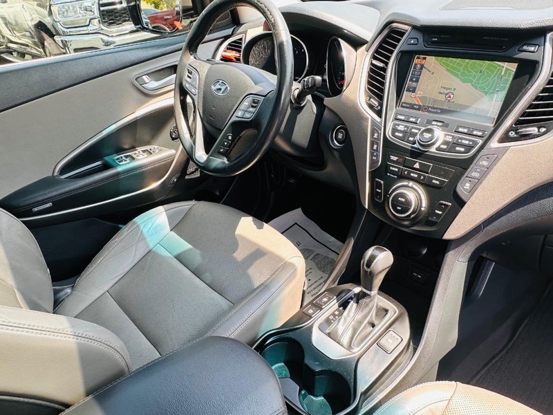 Hyundai Santa Fe Vehicle Full-screen Gallery Image 33