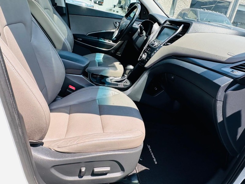 Hyundai Santa Fe Vehicle Full-screen Gallery Image 34