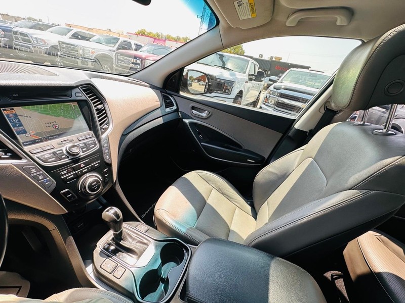 Hyundai Santa Fe Vehicle Full-screen Gallery Image 35