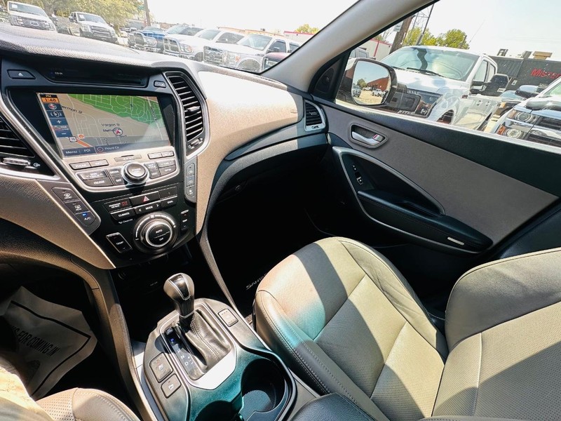 Hyundai Santa Fe Vehicle Full-screen Gallery Image 38