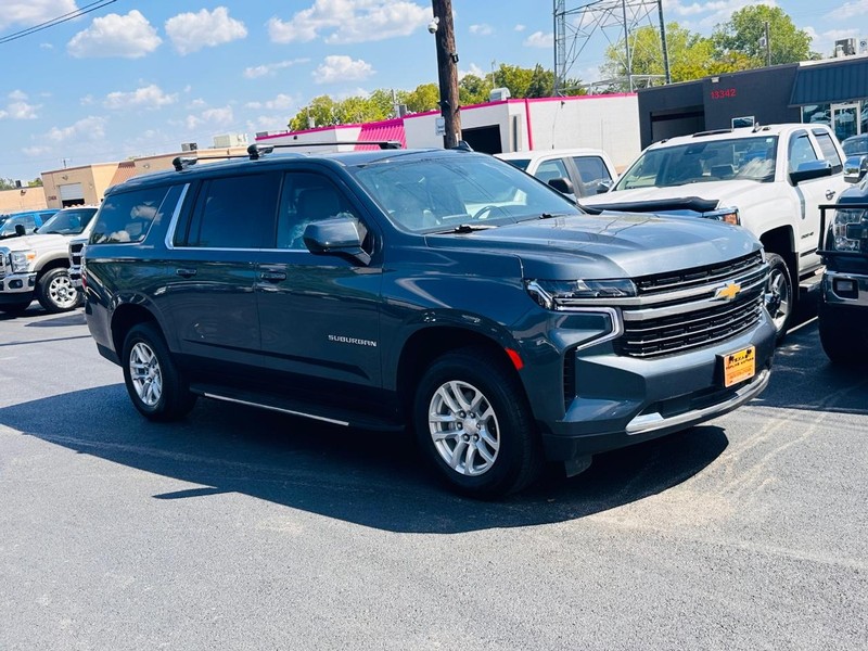 Chevrolet Suburban Vehicle Full-screen Gallery Image 11