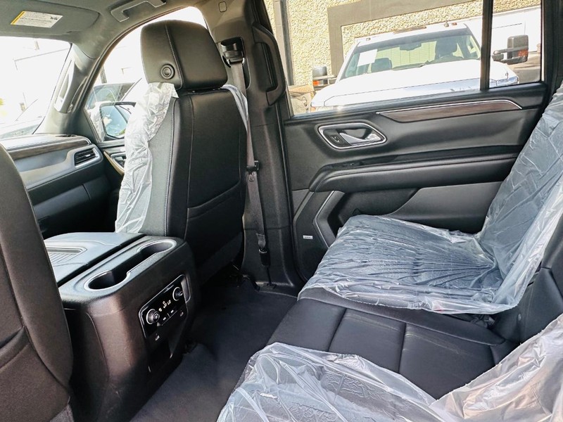 Chevrolet Suburban Vehicle Full-screen Gallery Image 17