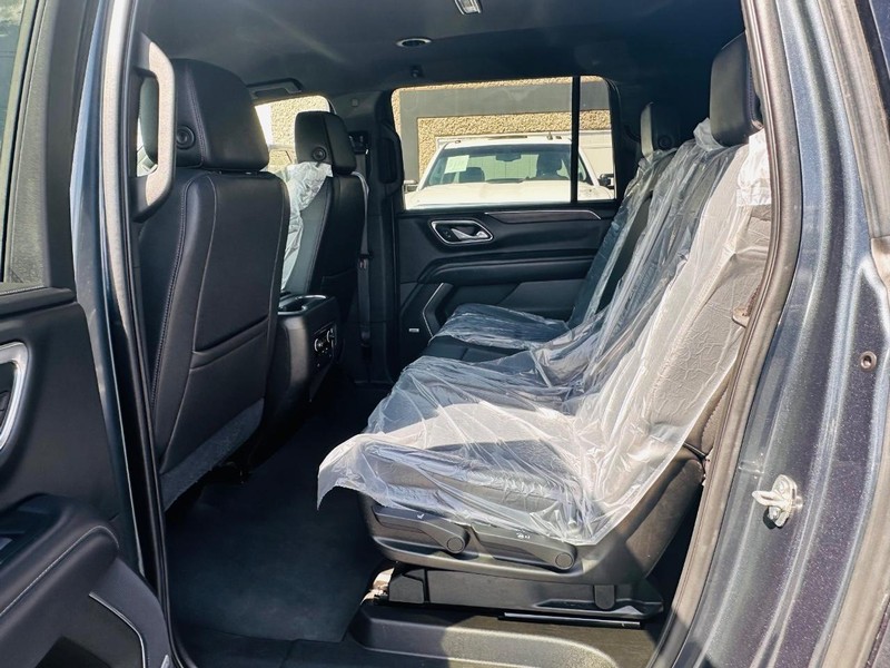 Chevrolet Suburban Vehicle Full-screen Gallery Image 18