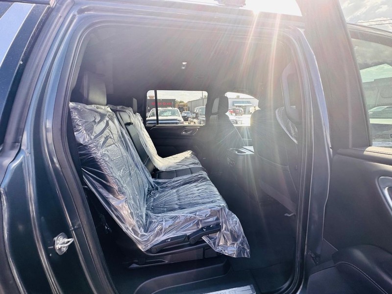 Chevrolet Suburban Vehicle Full-screen Gallery Image 21