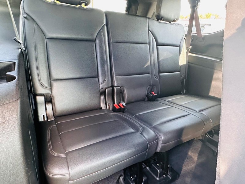 Chevrolet Suburban Vehicle Full-screen Gallery Image 23