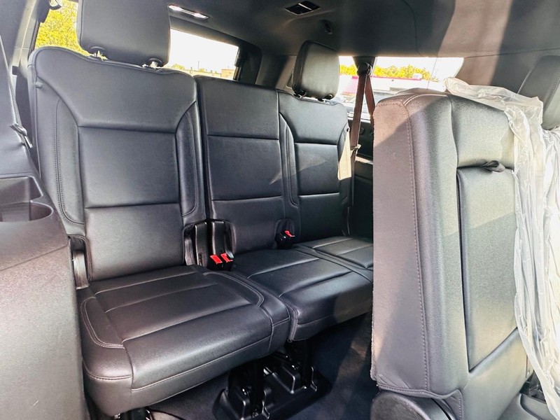 Chevrolet Suburban Vehicle Full-screen Gallery Image 24