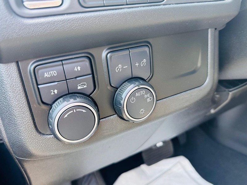 Chevrolet Suburban Vehicle Full-screen Gallery Image 30