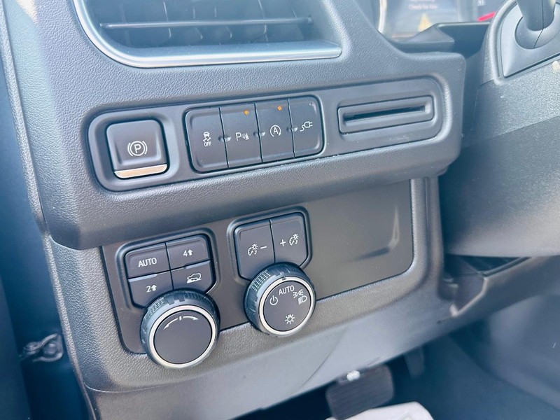 Chevrolet Suburban Vehicle Full-screen Gallery Image 31