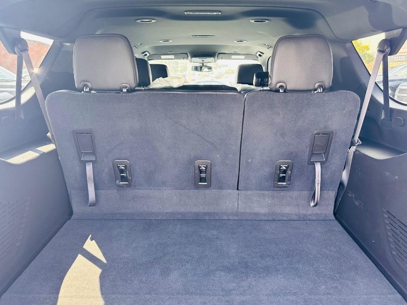 Chevrolet Suburban Vehicle Full-screen Gallery Image 33