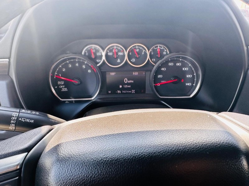 Chevrolet Suburban Vehicle Full-screen Gallery Image 37