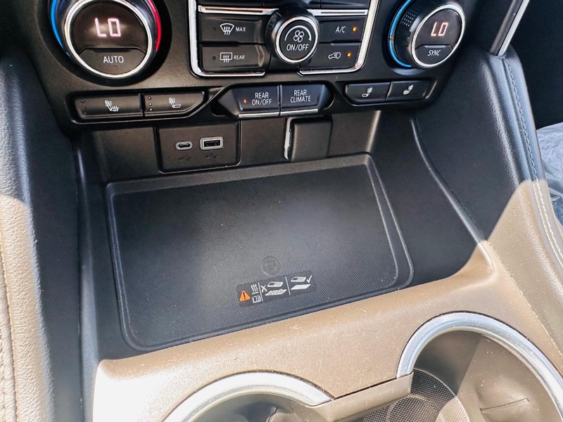 Chevrolet Suburban Vehicle Full-screen Gallery Image 38