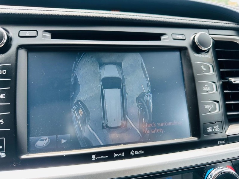 Toyota Highlander Vehicle Full-screen Gallery Image 40