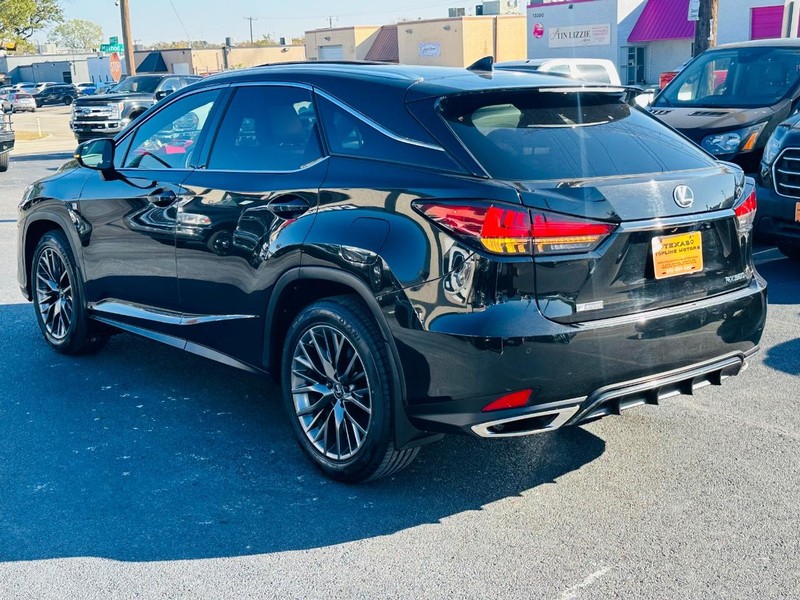 Lexus RX Vehicle Full-screen Gallery Image 40