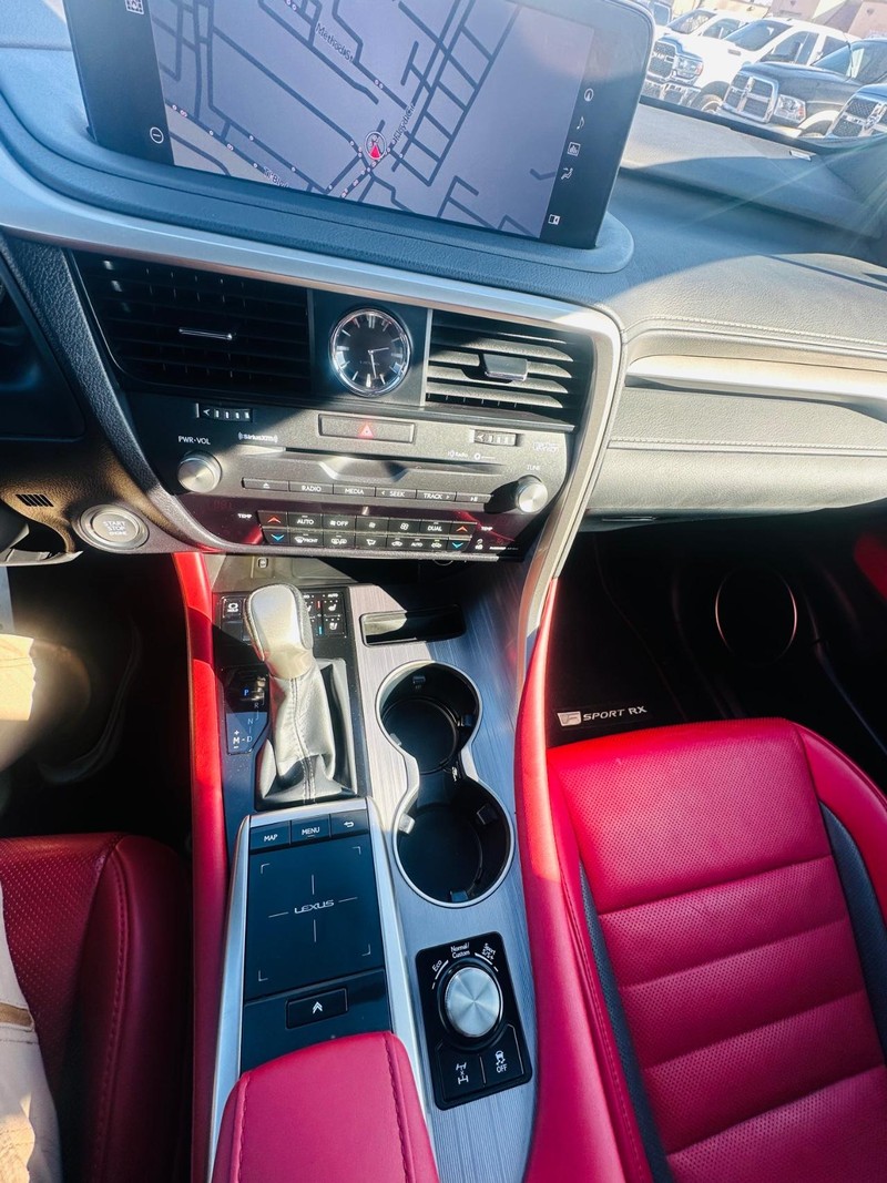 Lexus RX Vehicle Full-screen Gallery Image 46