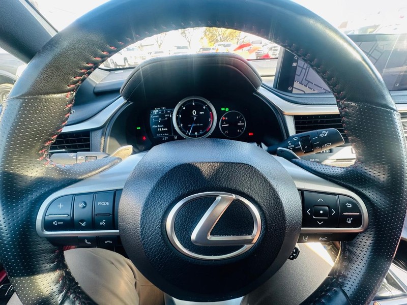 Lexus RX Vehicle Full-screen Gallery Image 48
