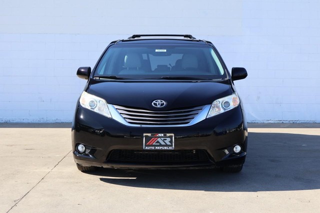 2015 Toyota Sienna XLE's photo