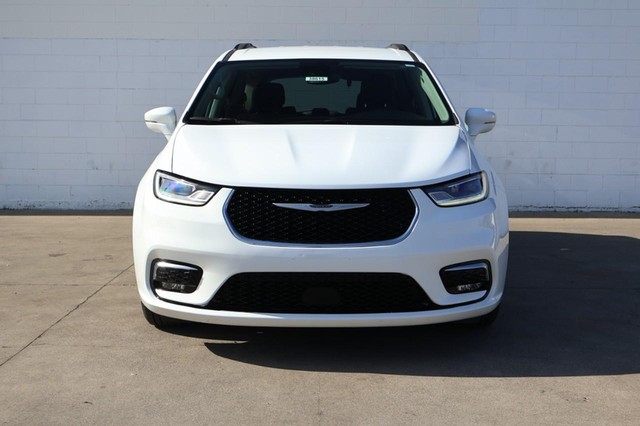 2021 Chrysler Pacifica Touring's photo