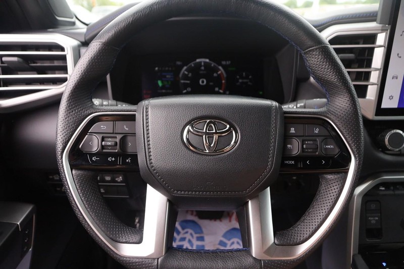 Toyota Tundra 4WD Vehicle Full-screen Gallery Image 9