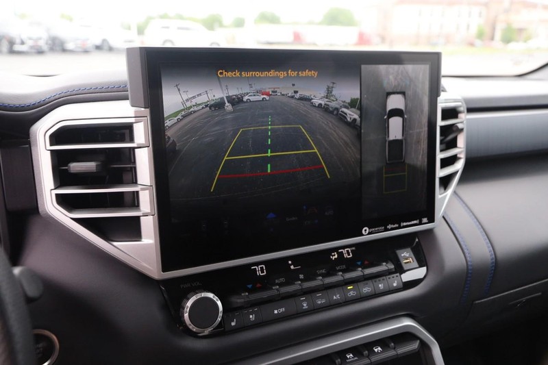 Toyota Tundra 4WD Vehicle Full-screen Gallery Image 15
