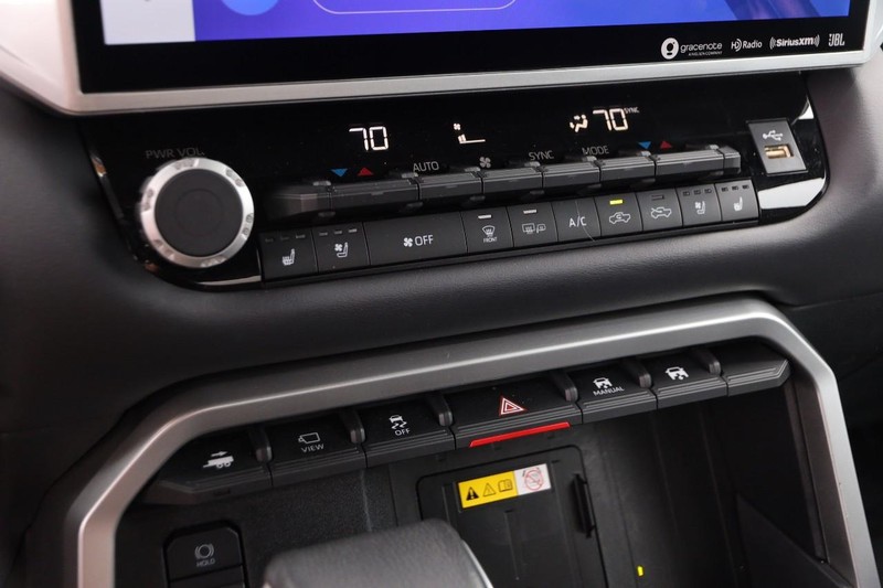 Toyota Tundra 4WD Vehicle Full-screen Gallery Image 16