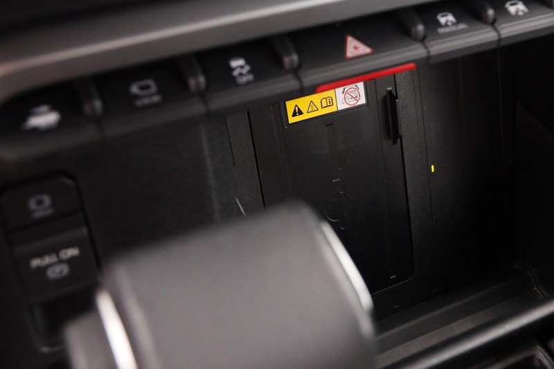 Toyota Tundra 4WD Vehicle Full-screen Gallery Image 17