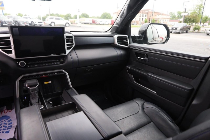 Toyota Tundra 4WD Vehicle Full-screen Gallery Image 24