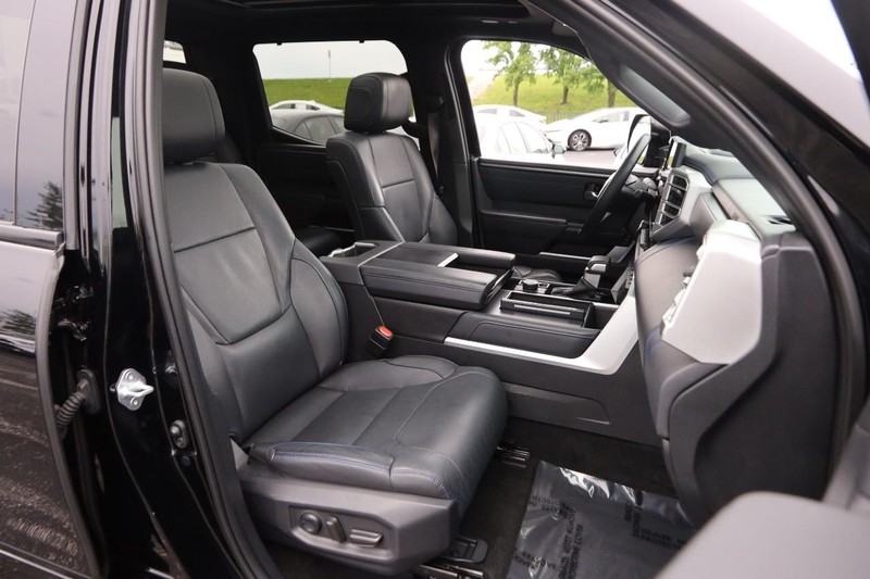 Toyota Tundra 4WD Vehicle Full-screen Gallery Image 25