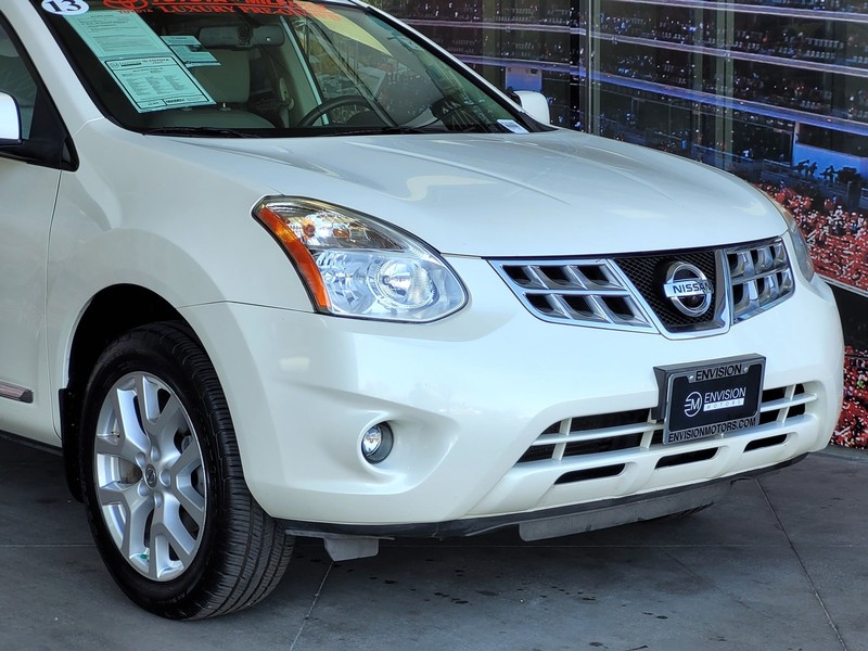 Nissan Rogue Vehicle Full-screen Gallery Image 02