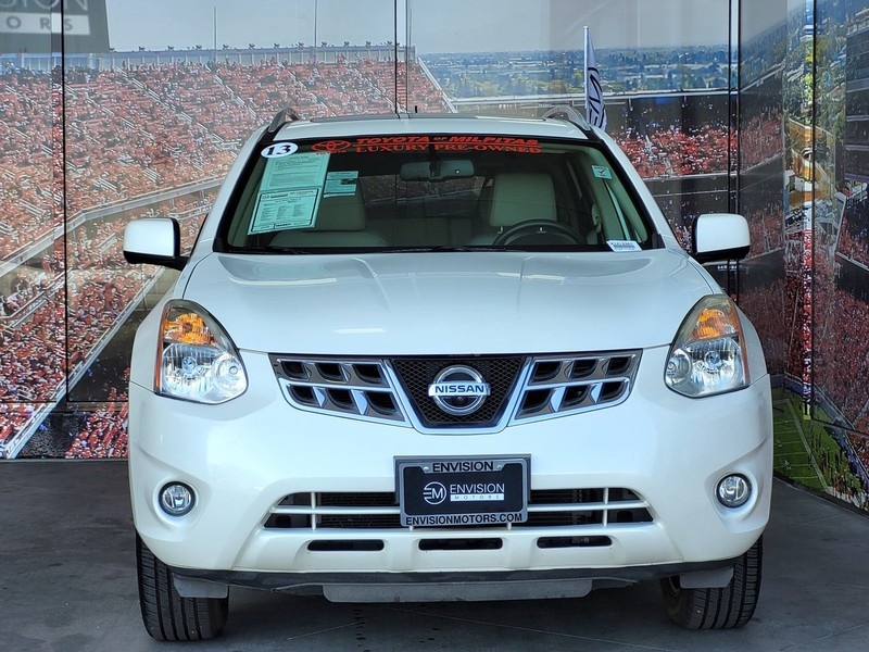 Nissan Rogue Vehicle Full-screen Gallery Image 03