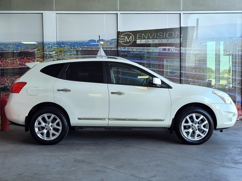 Nissan Rogue Vehicle Full-screen Gallery Image 04