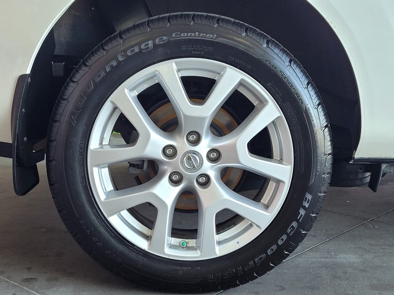 Nissan Rogue Vehicle Full-screen Gallery Image 05