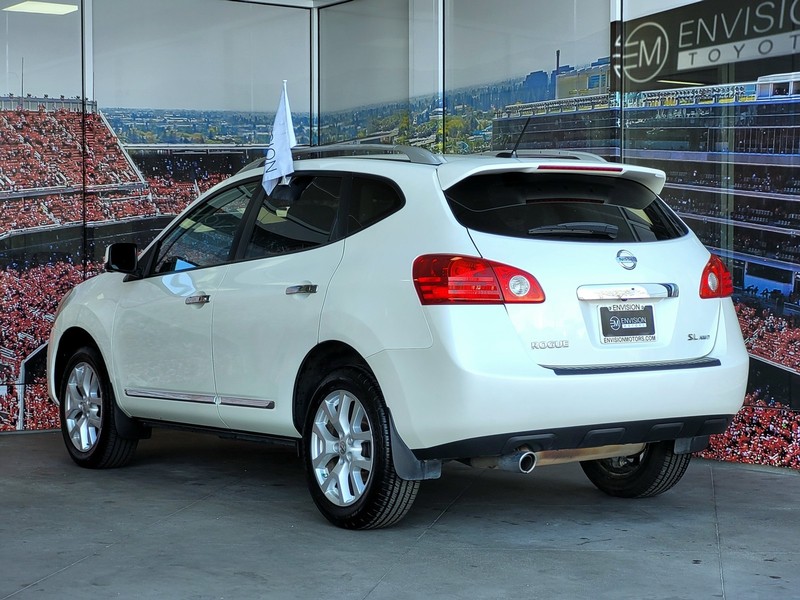 Nissan Rogue Vehicle Full-screen Gallery Image 06