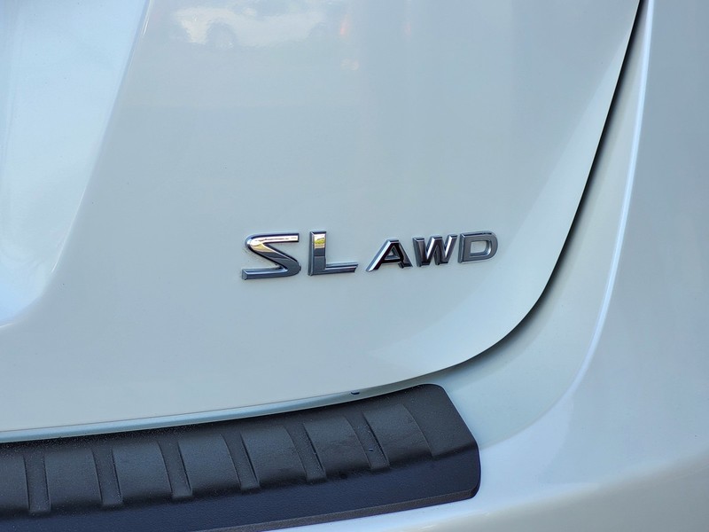 Nissan Rogue Vehicle Full-screen Gallery Image 08
