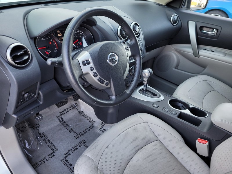 Nissan Rogue Vehicle Full-screen Gallery Image 09